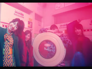 コインランドリーが出てくるミュージックビデオ／AKB48「ジワるDAYS」
