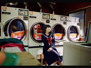 コインランドリーが出てくるミュージックビデオ／東京ゲゲゲイ「OUTSIDER」