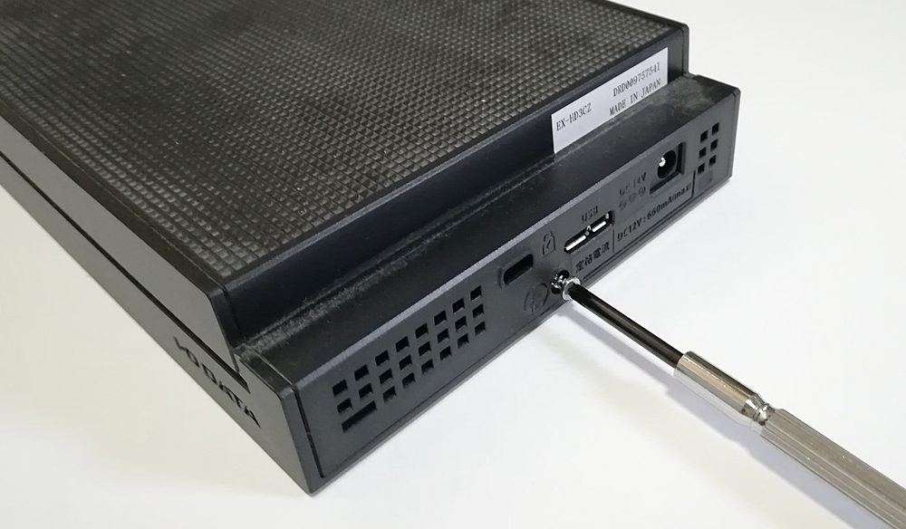 HDD-UT2W 外付けハードディスクケースの分解が硬かった | 株式会社